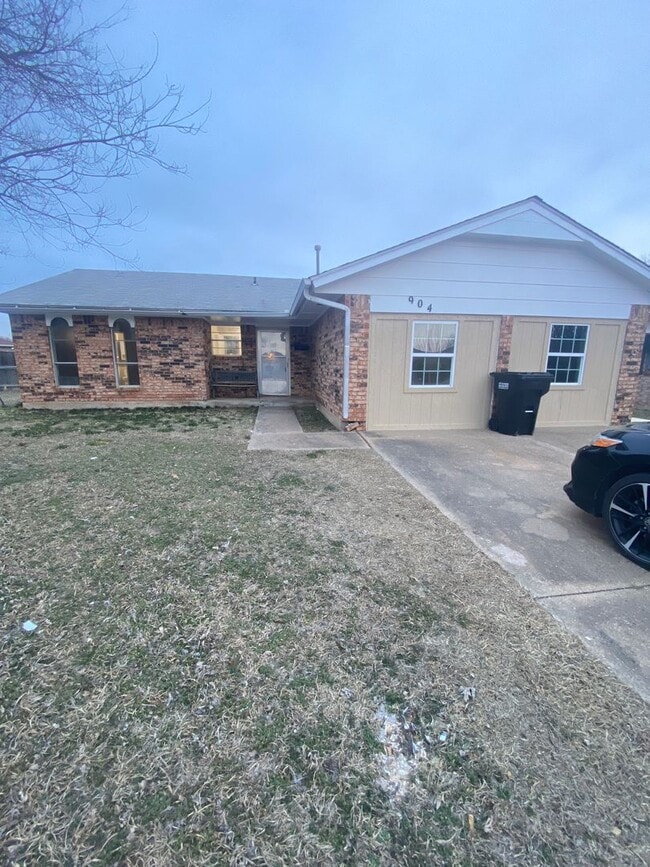 Building Photo - Cute 4 Bedroom Home