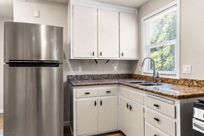 Photo - Newly Renovated 2 Bedroom Apartment with P... Unidad F