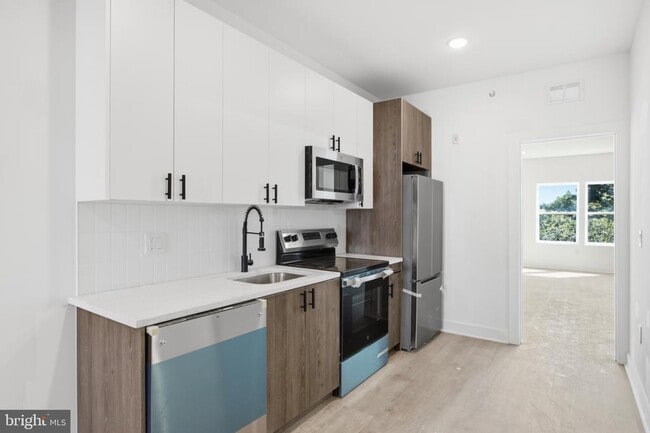 Building Photo - 669 N 39th St Unit 3
