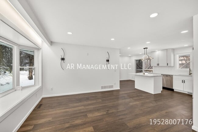 Building Photo - 10920 Oak Knoll Terrace N Unit Upstairs