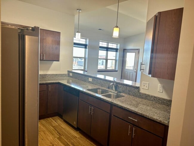 Building Photo - 122 Wisconsin St