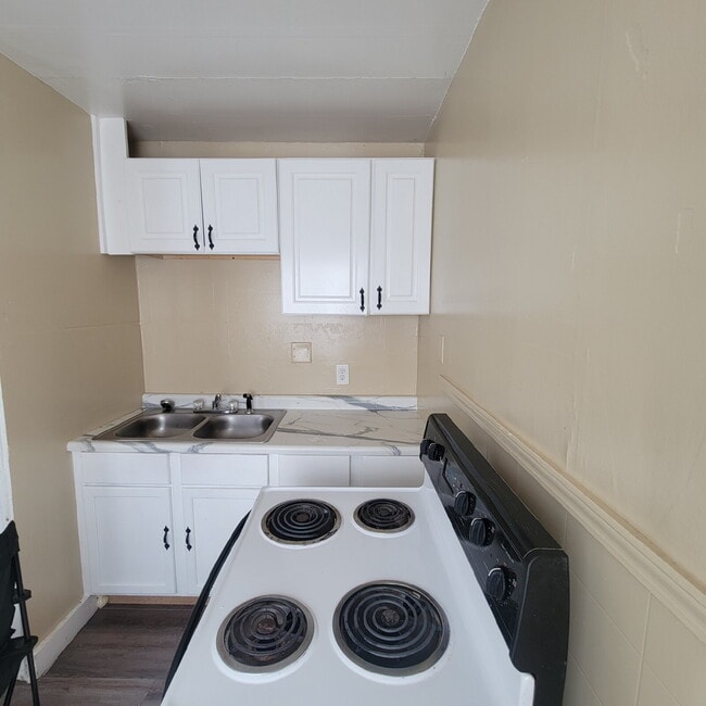 Near Southeast 2BR House w/Garage!