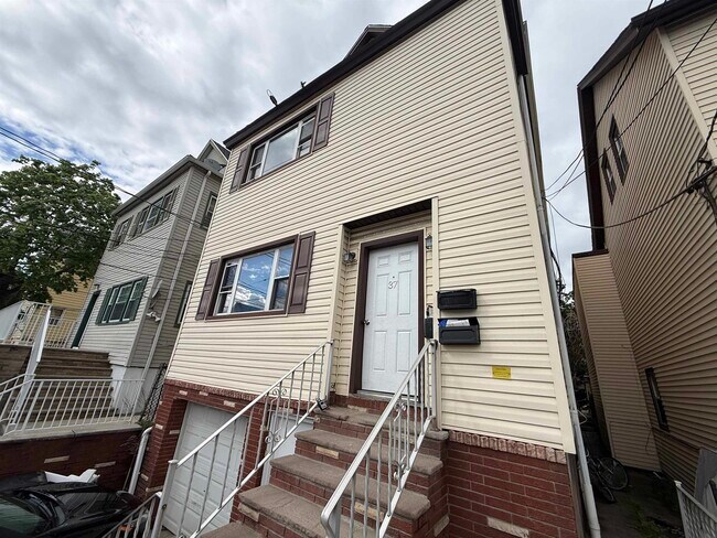 Photo - 37 E 49th St Unit 2