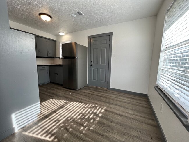 Photo - 2526 Louise St