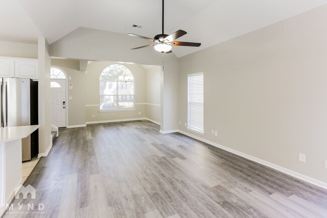 Photo - 540 Classic Dr N