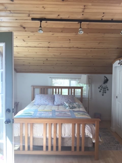 cama queen en el nivel superior - 205 Virginia Ave Unidad Delightful Studio