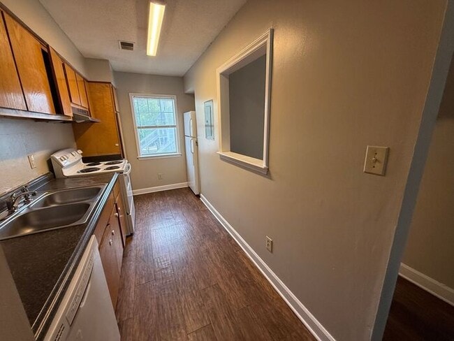 Building Photo - Spacious 2 Bed 2 Bath Town Home near NCSU Available NOW! LEASE NOW AND GET ONE MONTH FREE!