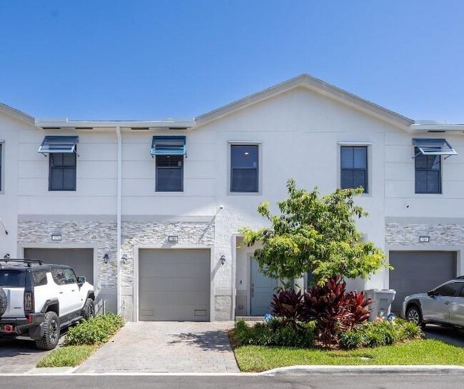 Photo - 369 NW 8th Ct