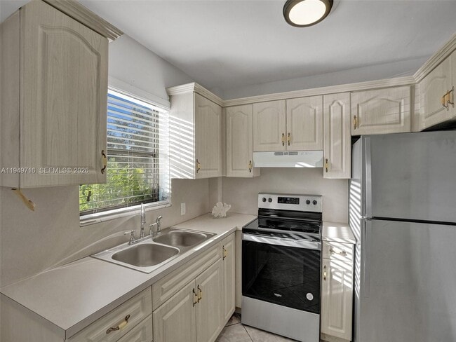 Photo - 1100 NE 9th Ave