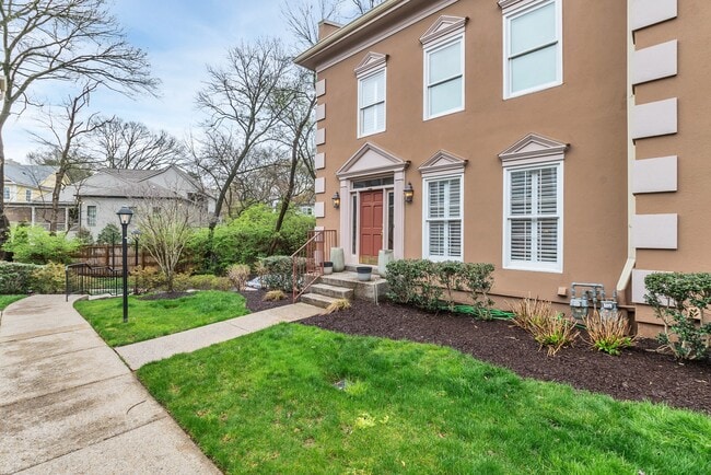 Building Photo - 3045 Woodlawn Dr