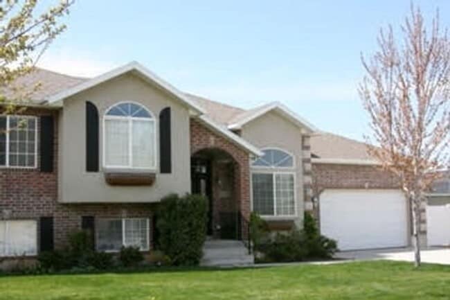 Building Photo - Beautiful 6 Bed 3 bath in Springville!!