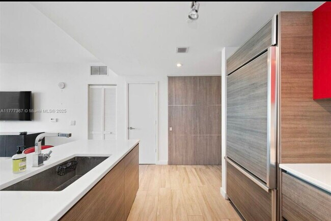 Building Photo - S Miami ave , Miami, FL 33130 - 2 BR 1 BA ... Unit 3102 Rental