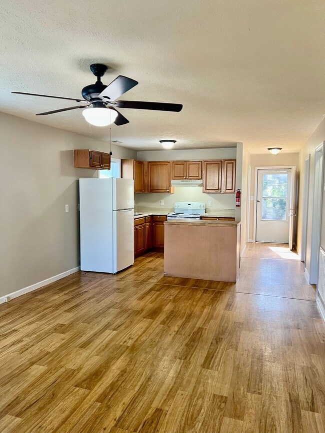 Photo - AVAILABLE NOW! 2 Bedroom Home on Main Street!