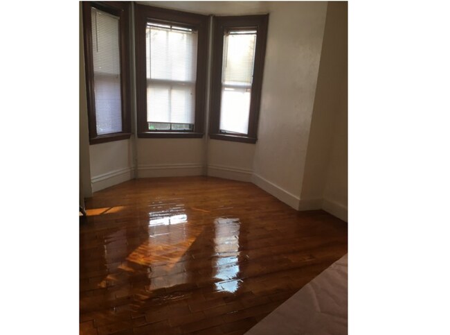 Building Photo - 4 Adella Pl Rental