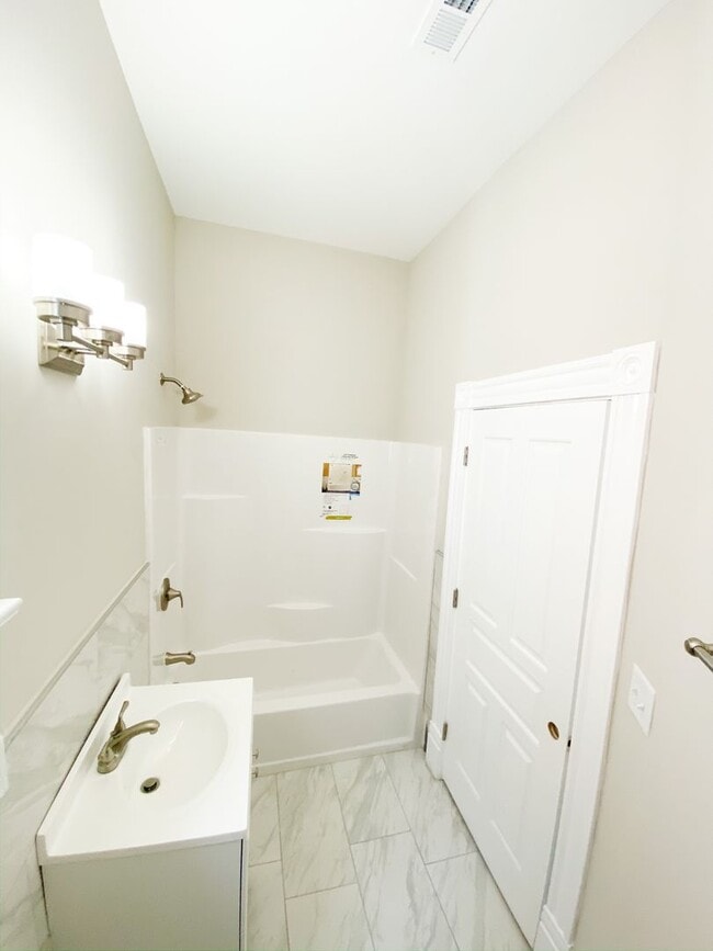 Building Photo - Fully Remodeled 2 bed 1 bath, just steps from Cherokee