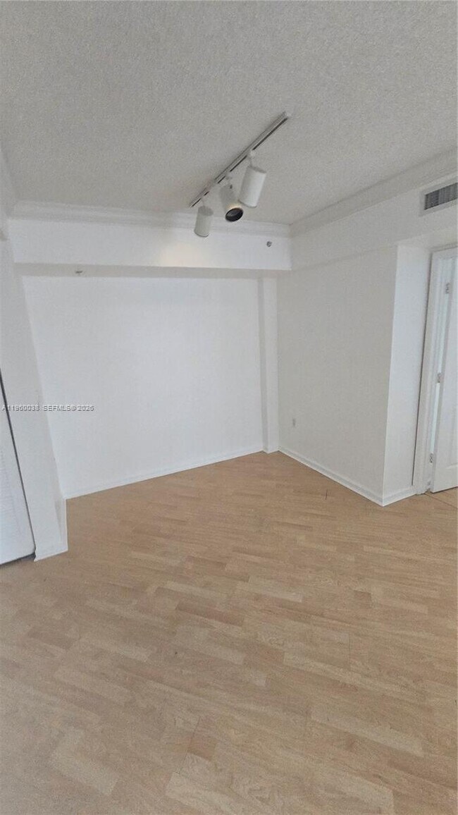 Photo - 1919 Van Buren St Unidad 411A