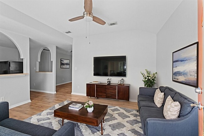 Photo - 2024 Jean St