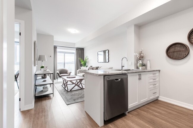 Photo - 870 Queenston Rd