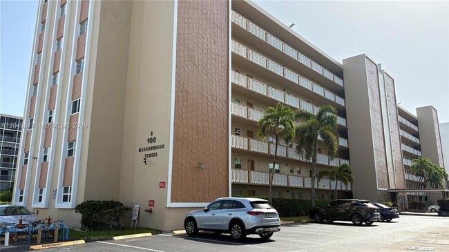 Building Photo - 900 NE 12th Ave Unit 703