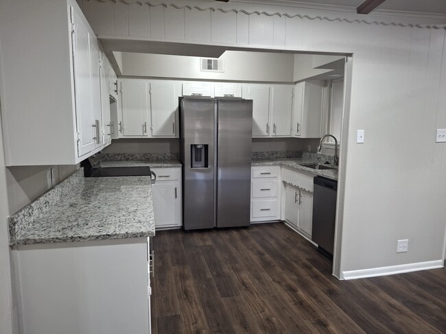 Cocina con electrodomésticos de acero inoxidable. - 544 Willowood Ln
