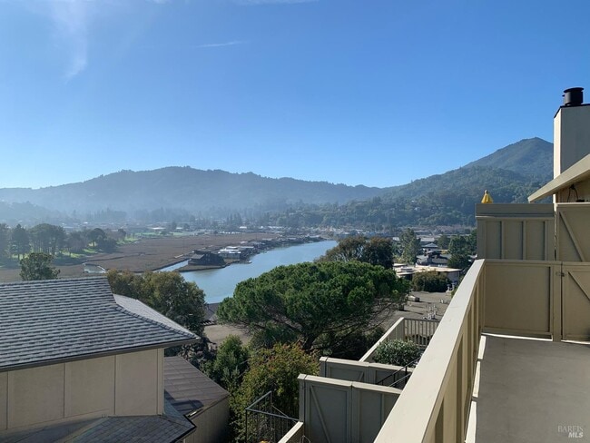 Building Photo - 175 Upper Via Casitas Unit 10