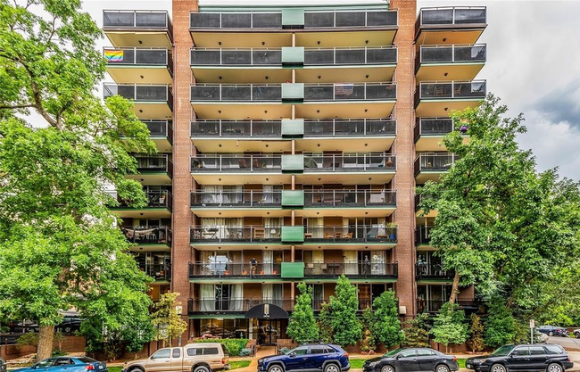 Exterior view of the condominium, featuring a classic brick building with spacious balconies - 1200 Vine St Unidad 1C Rental