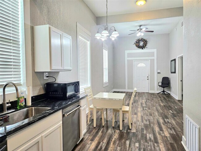 Photo - 901 28th St Unit 1