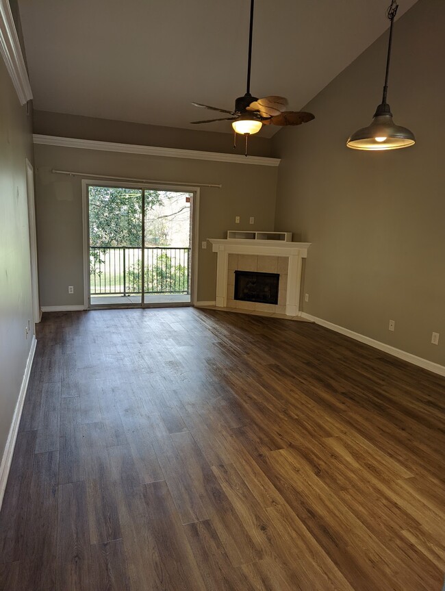 Open concept living with upgraded paint, flooring and fireplace! - 76 Al Henderson Blvd Unidad B1 Rental