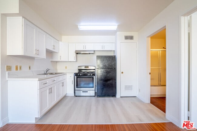 Building Photo - 820 S St Andrews Pl Unit 304 Rental