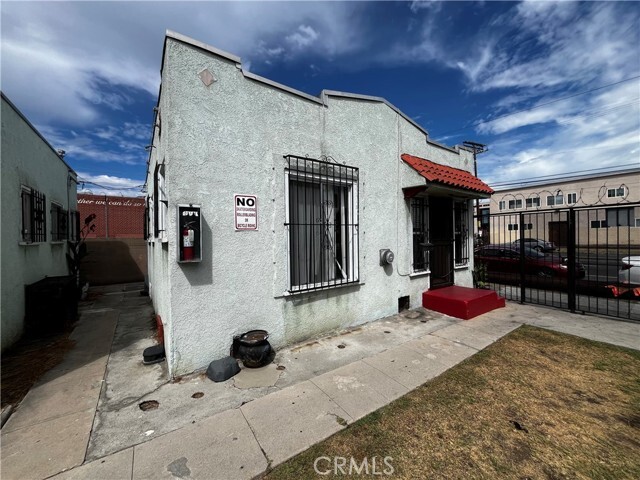 6325 S Figueroa St