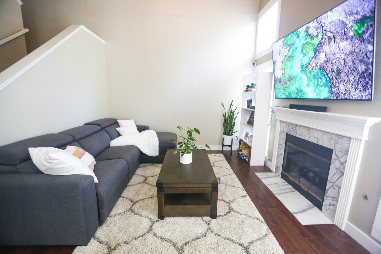 Living Room with vaulted ceilings - 277 Hidden Creek Ct (Martinez, CA)