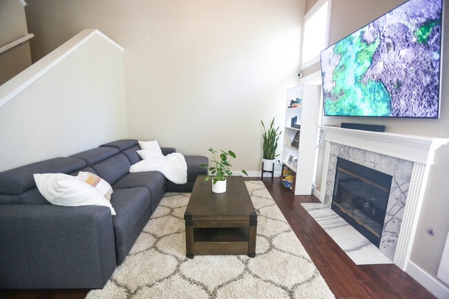 Living Room with vaulted ceilings - 277 Hidden Creek Ct Townhome