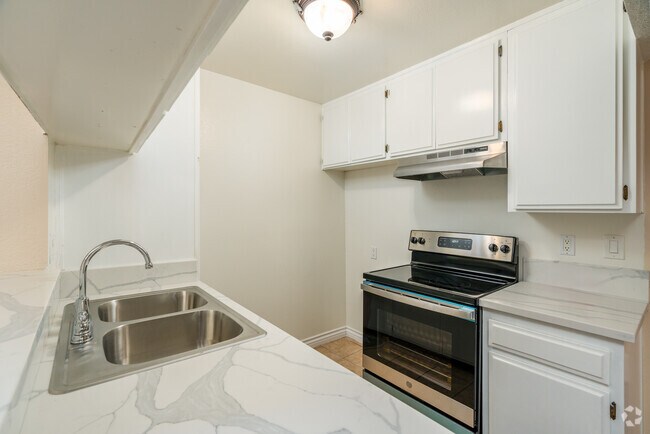 1BR, 1BA - 625SF - Kitchen