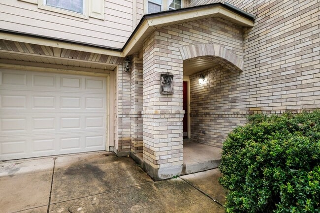 Photo - FRESHLY PAINTED  |  OPEN CONCEPT  |  NEAR SCHOOLS & SHOPPING