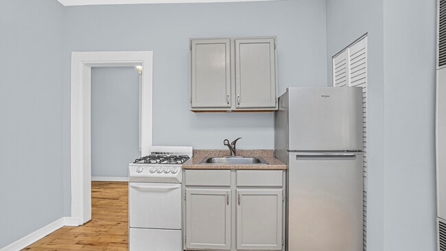 Kitchen (Photo 2) - 1472 W Webster Ave Unit 2R