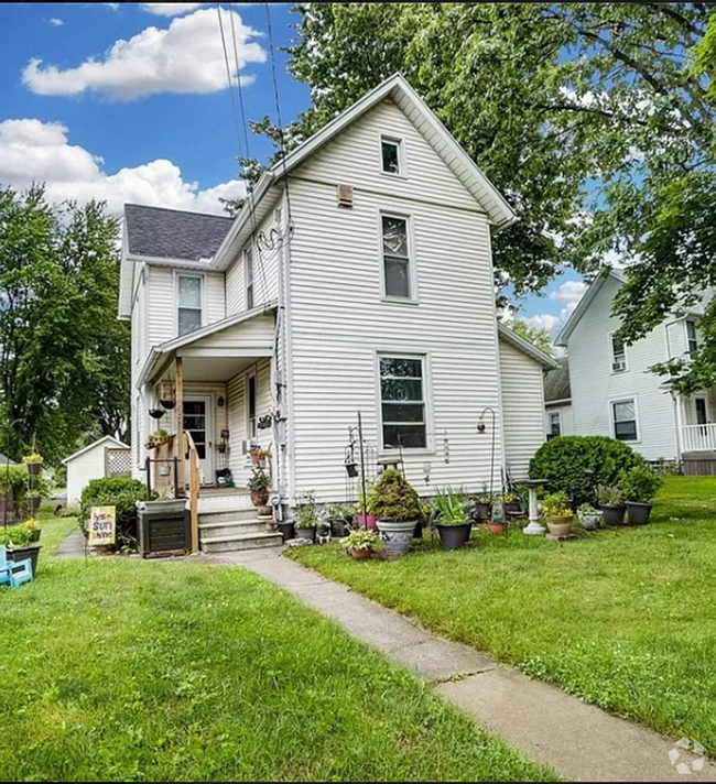 Building Photo - Two Bedroom One Bath Upper Unit in Duplex Rental