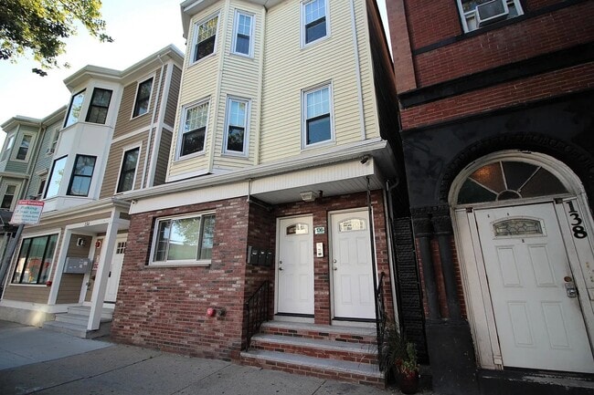 Building Photo - 136 Chelsea St Unit 3 Rental