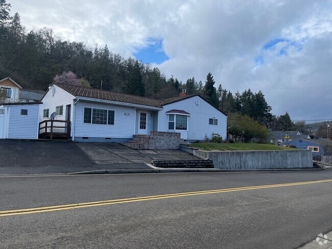 Building Photo - Large 3 bed 2 bath house