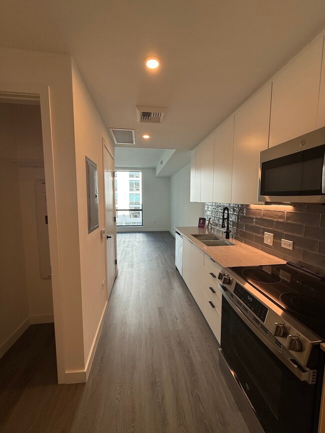 Building Photo - 1940 NW 2nd Ct Unit S1