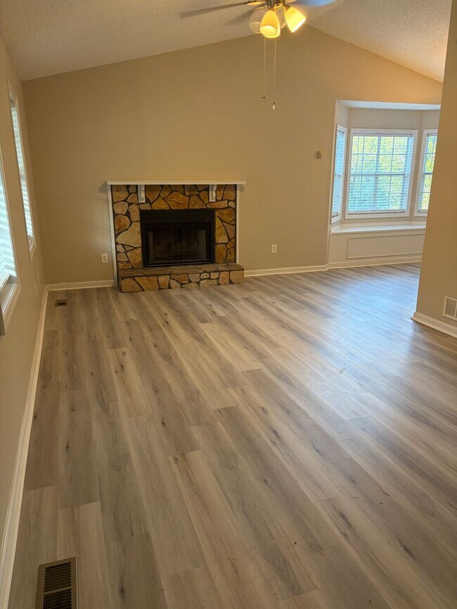 Photo - 6235 Pembroke Way