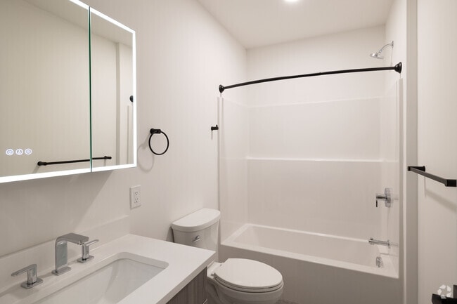 1BR, 1BA - 775SF - Bathroom - 33 Center Street Apartments