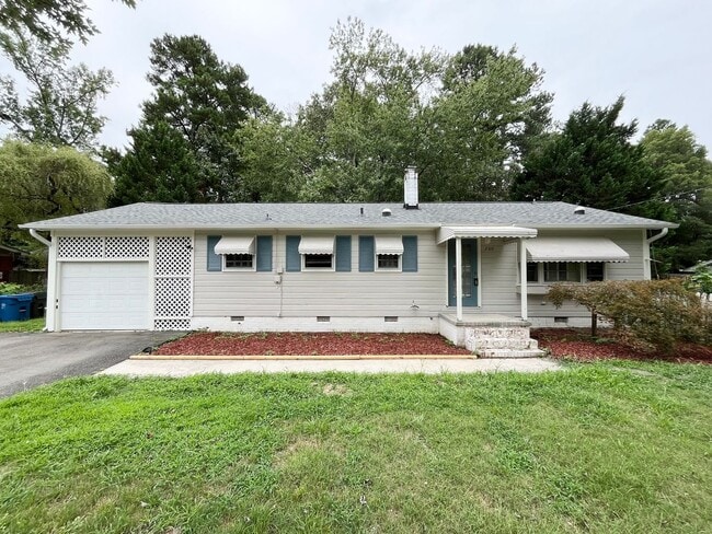 Building Photo - Comfortable 3BD, 1.5BA House with Large Fe...