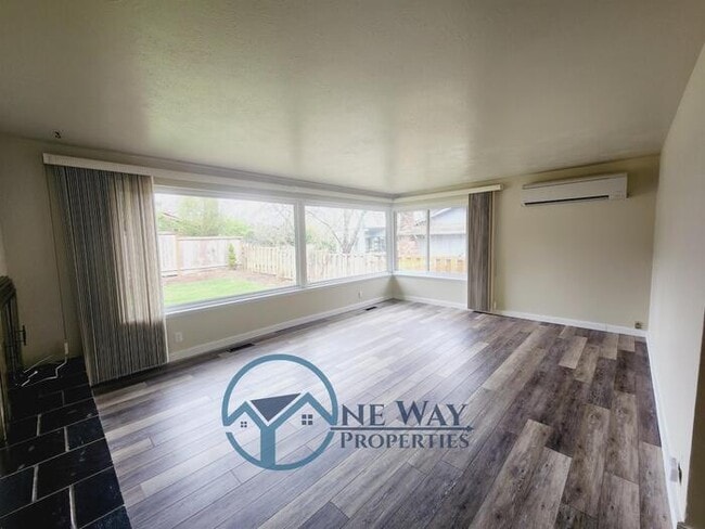 Photo - 4624 Grandview Dr W