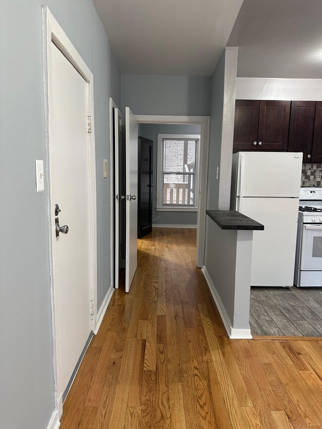 Photo - 5666 N Ridge Ave Unit ONE BEDROOM - 5662- 1J