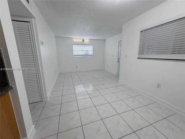 Photo - 2565 W 56th St Unidad 101
