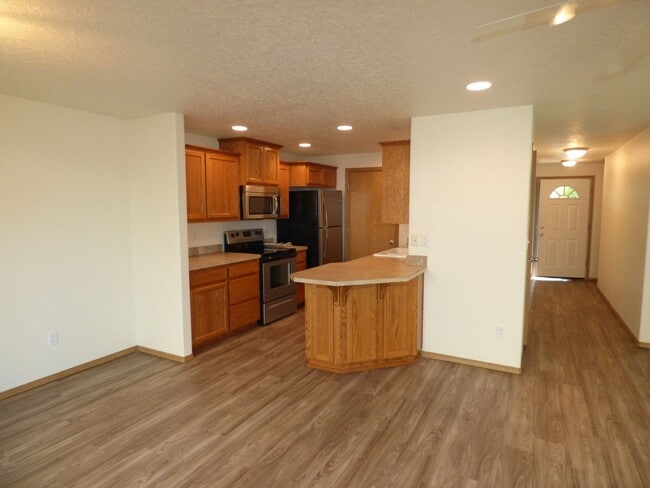 Building Photo - 640-642 Broad St Monmouth, OR 97351 Unit 642 Rental