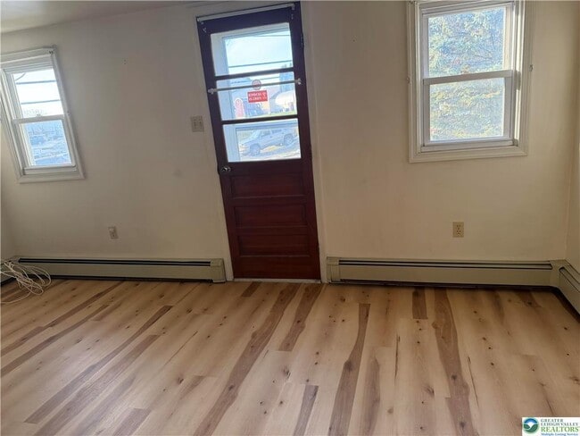 Photo - 4453 Main St