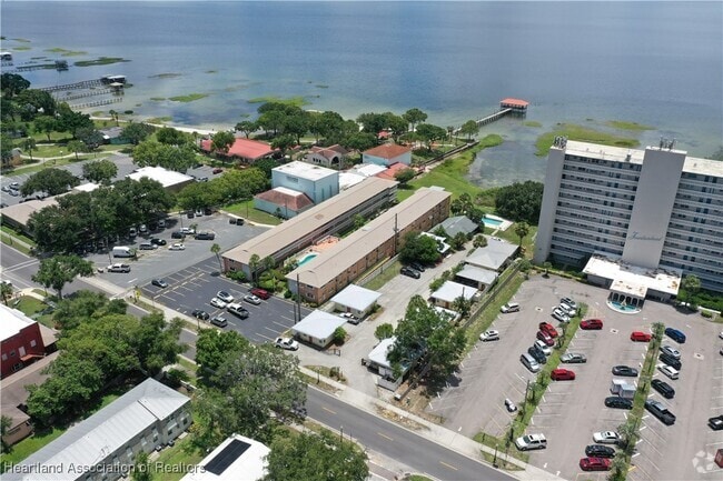 Building Photo - 2121 Lakeview Dr Rental