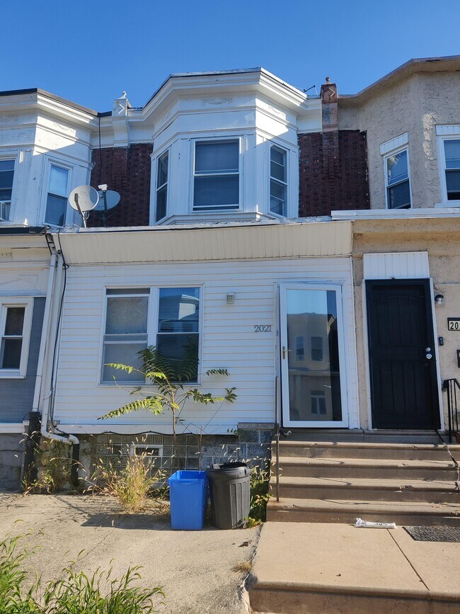 Photo - 2021 S Salford St House