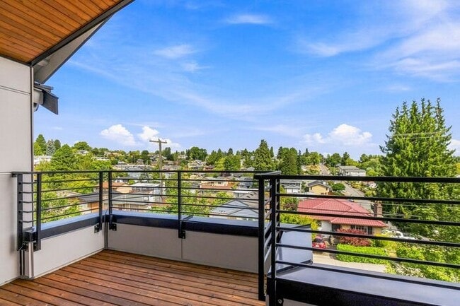 Photo - ULTRA-MODERN Air Conditioned Townhome in Beacon Hill!